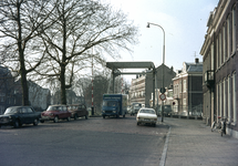 803598 Gezicht op de Wittevrouwensingel te Utrecht, met in het midden de Vaaltbrug over de Biltsche Grift en rechts op ...